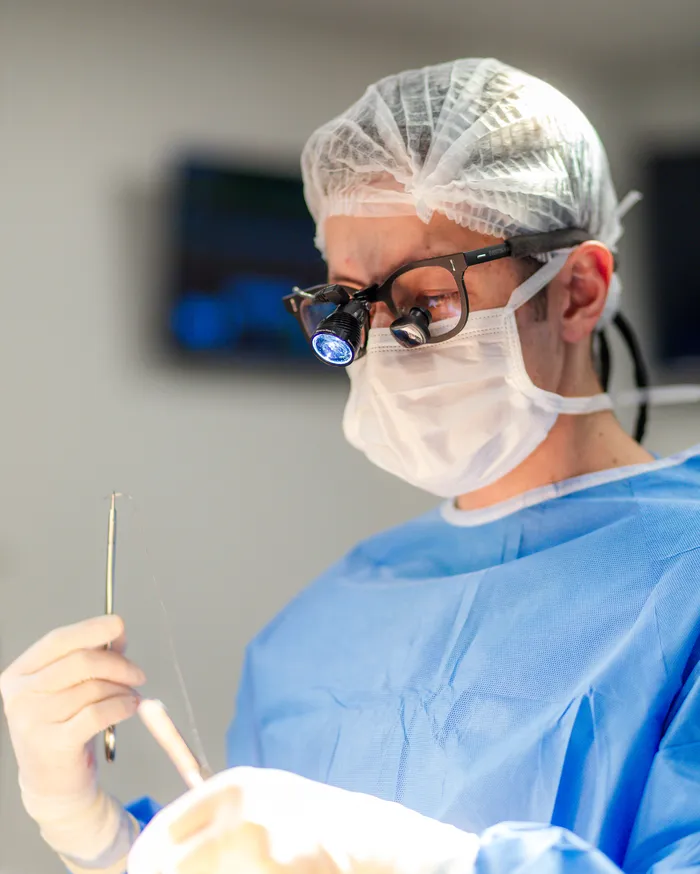 Dr. Everton Hiraiwa Abegg em procedimento cirúrgico