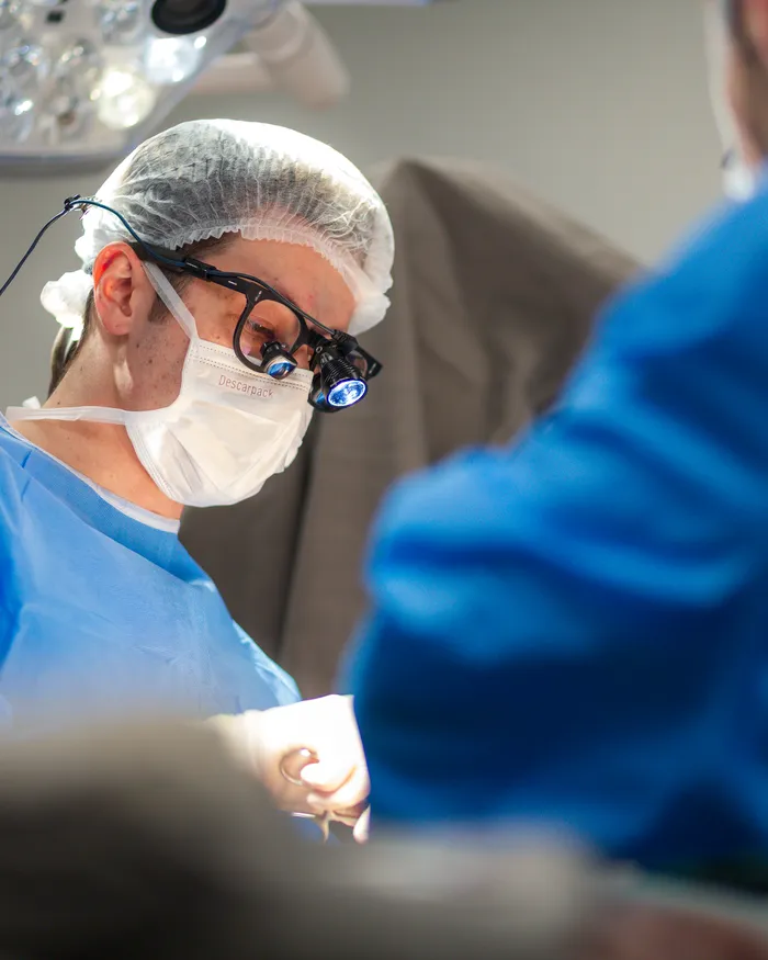 Dr. Everton Hiraiwa Abegg durante cirurgia cardíaca