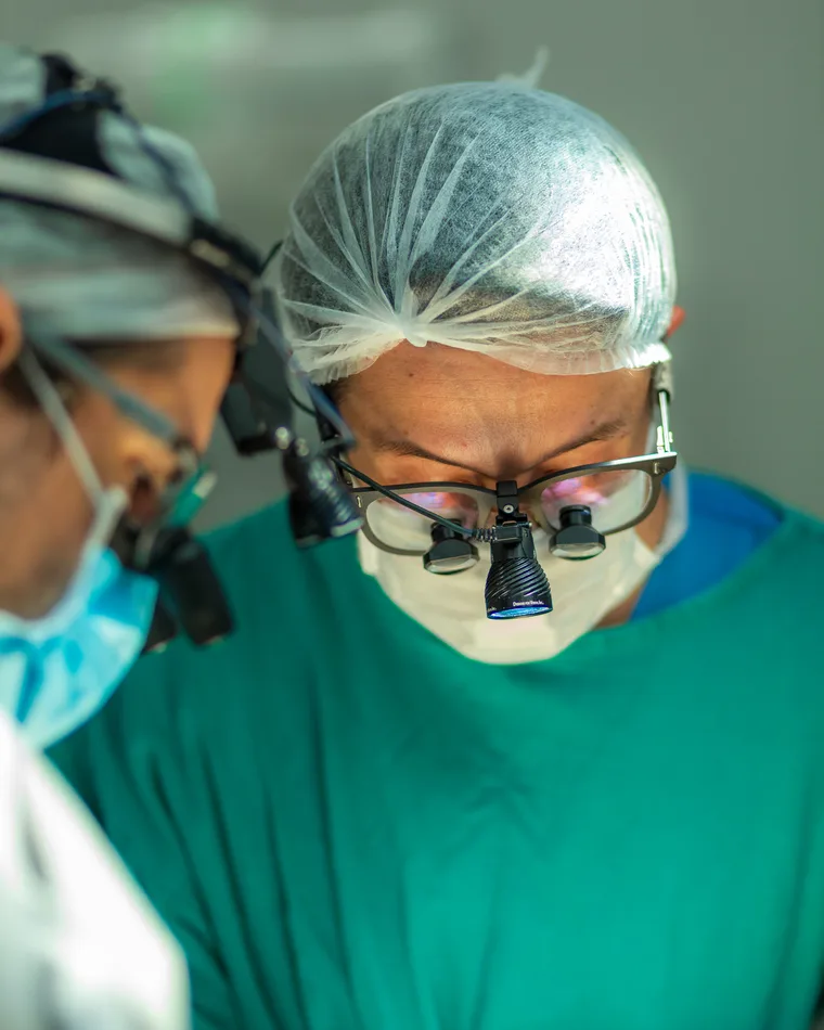 Dr. Everton Hiraiwa Abegg operando em equipe